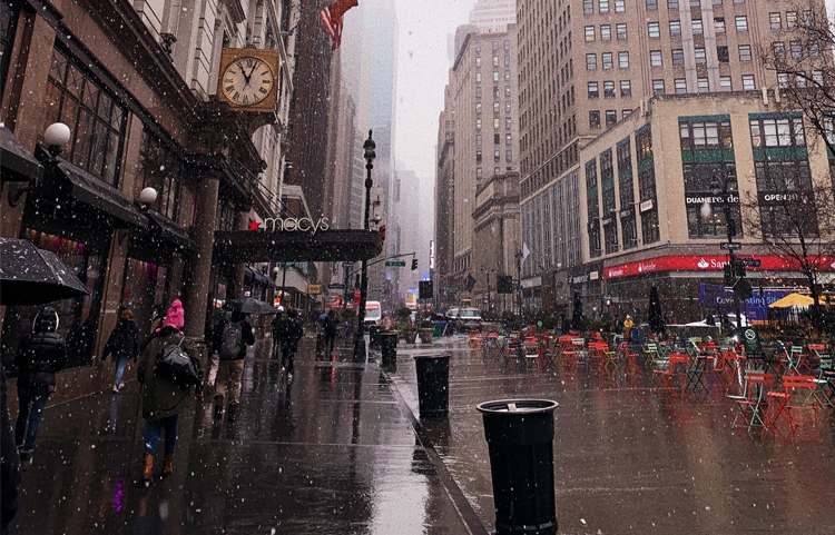 New York street as it snows.