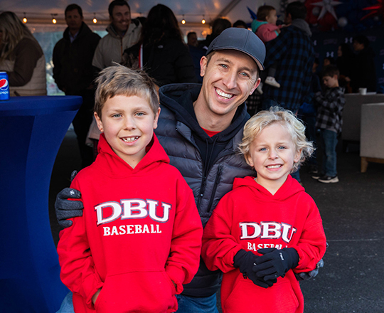 DBU Alumni Events - dad wtih his kids