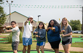 picture of students posing with golf clubs