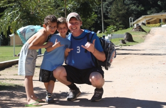 picture of Justin Halferty with two kids from Brazil