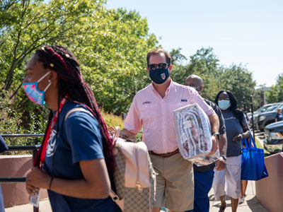 Dr. Wright Helps Students Move In