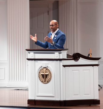 picture of Dr. Goodloe speak at chapel