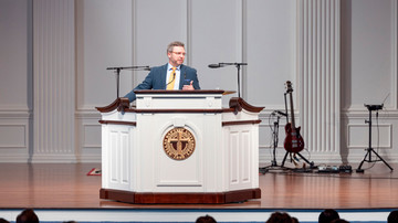 Dr. Brent Leatherwood speaking to Dallas college studetns during chapel