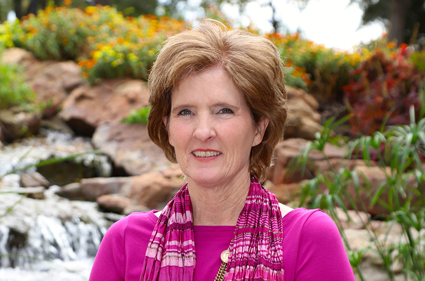 headshot of Dr. Shelly Melia outside