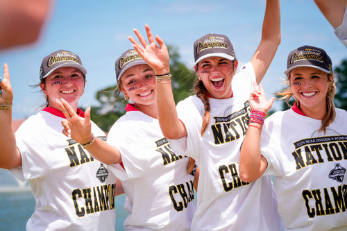 DBU golfers in National Champions shirts flashing Guns Up