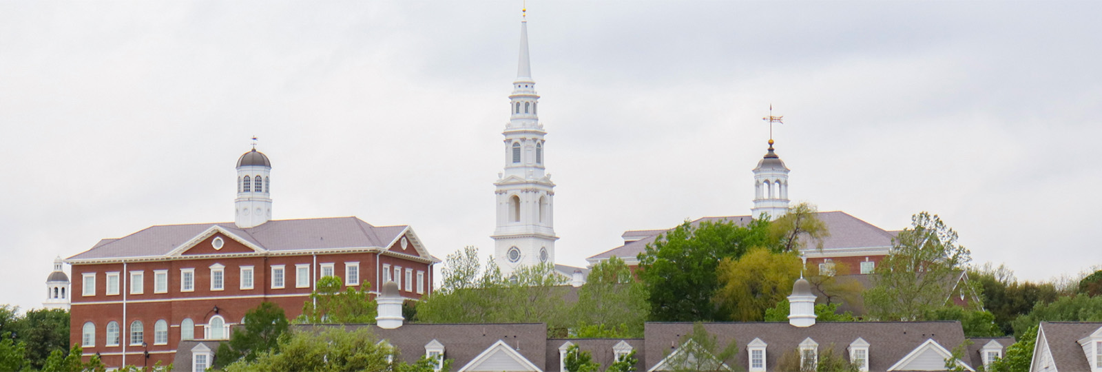 DBU students standing in front of Pilgrim Chapel with Patriot Man